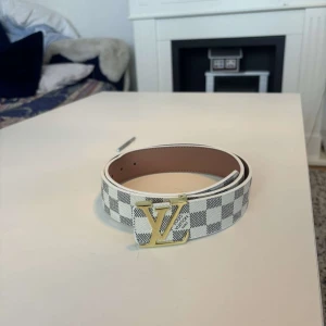 Vit bälte  - Skit fet bälte som passar strålande oavsett period. Storlek 110