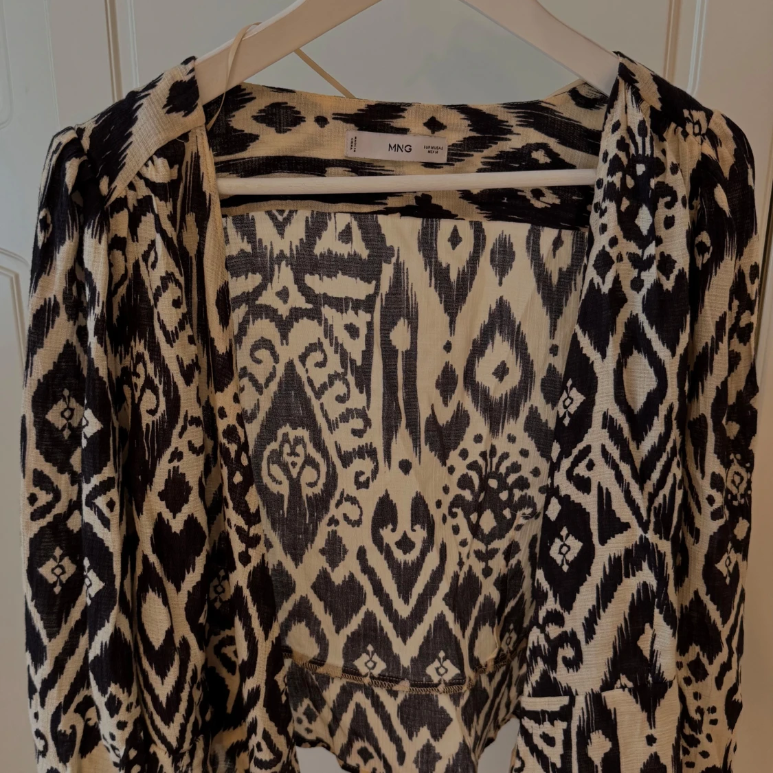 Mönstrad omlottblus från MNG - 1