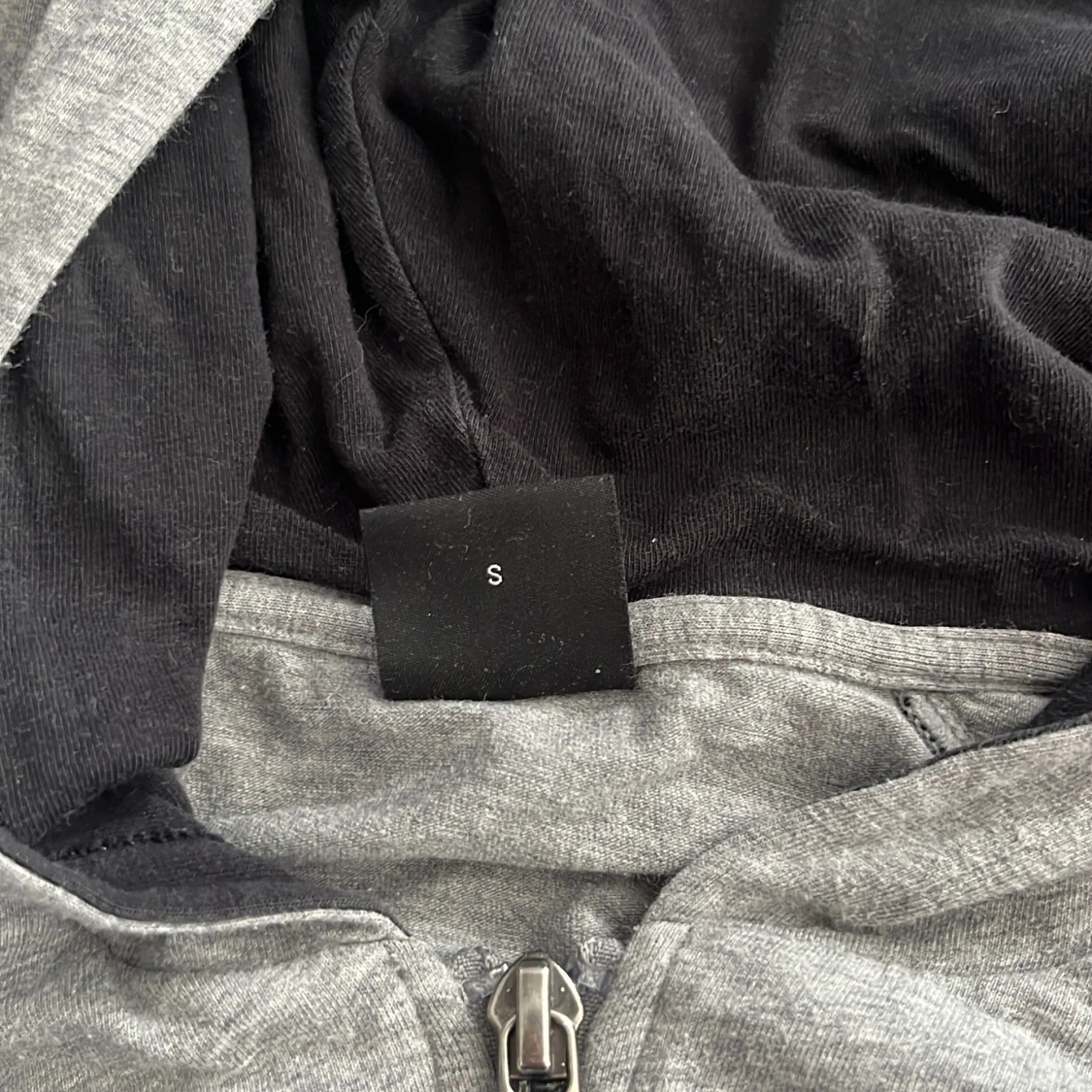 Grå hoodie från Hugo Boss med dragkedja - 3