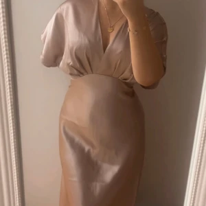 Klänning  - Säljer min fina klänning från Zalando, kan användas till bal, fester mm🩷Köptes för 1400kr🫶🏼