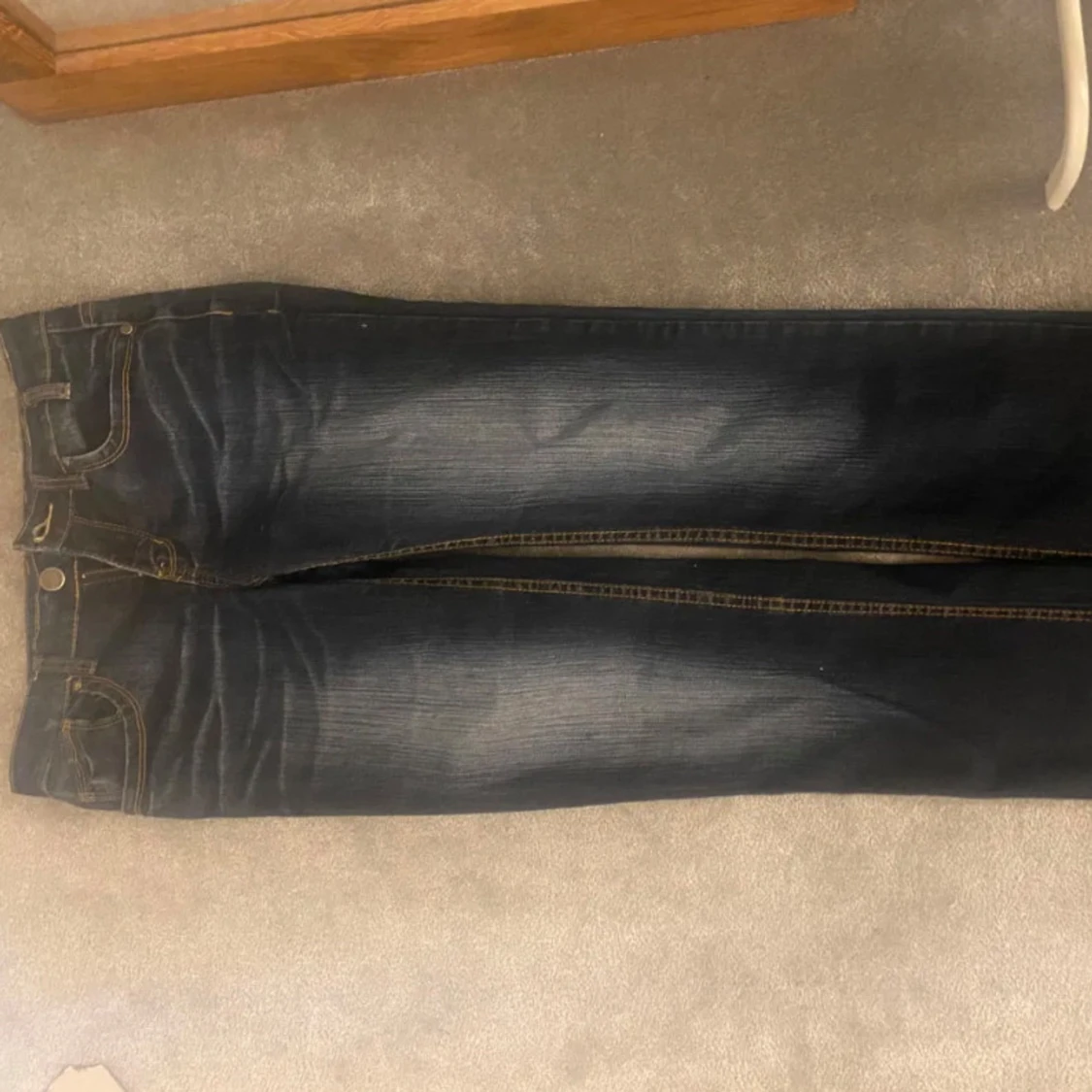 Mörkblå straight leg jeans från Yessica