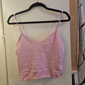 Rosa topp - Rosa topp inköpt på Divided-avdelningen på H&M. Står storlek S men tror den passar större M, kanske L. Tror iallafall att den sitter bättre på lite större byst då den typ glider ner för mig. Annars endast använd någon enstaka gång. 😊