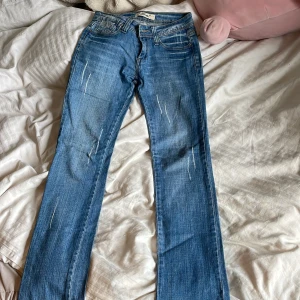 lowwaist jeans - säljer mina ljusblå lågmidjade jeans med assnygga detaljer både bak och fram samt snygga slitningar!! De sitter asfint och passar till allt!! 💕