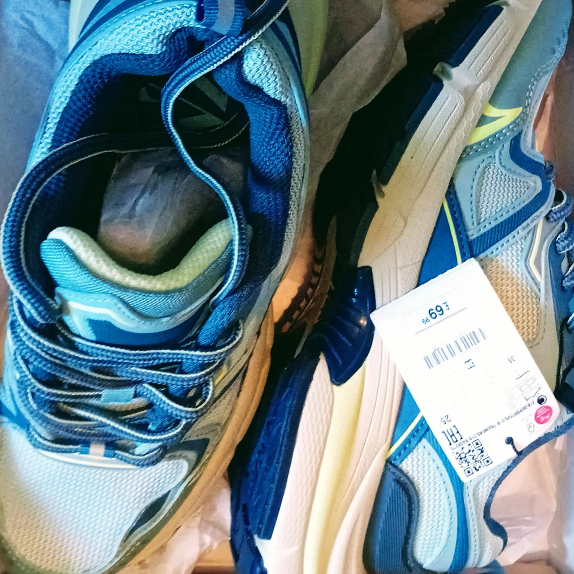 Blå och vita sneakers med meshdetaljer - 1