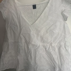 Vit gullig blus - Gullig svart blus från Shein. Ganska liten i storleken men passar mig som är en M/L. Säljes då den inte används längre. Knappt använd så i fint skick.