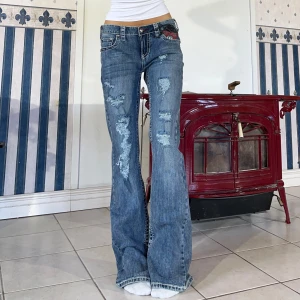 Lågmidjade jeans  - Låga vintage jeans, oanvända med lappar kvar!❣️ midja 83cm (stora på mig, jag håller dom) & Innerben 86cm (långa)❣️ stretch i låren❣️ jag är ca 165❣️