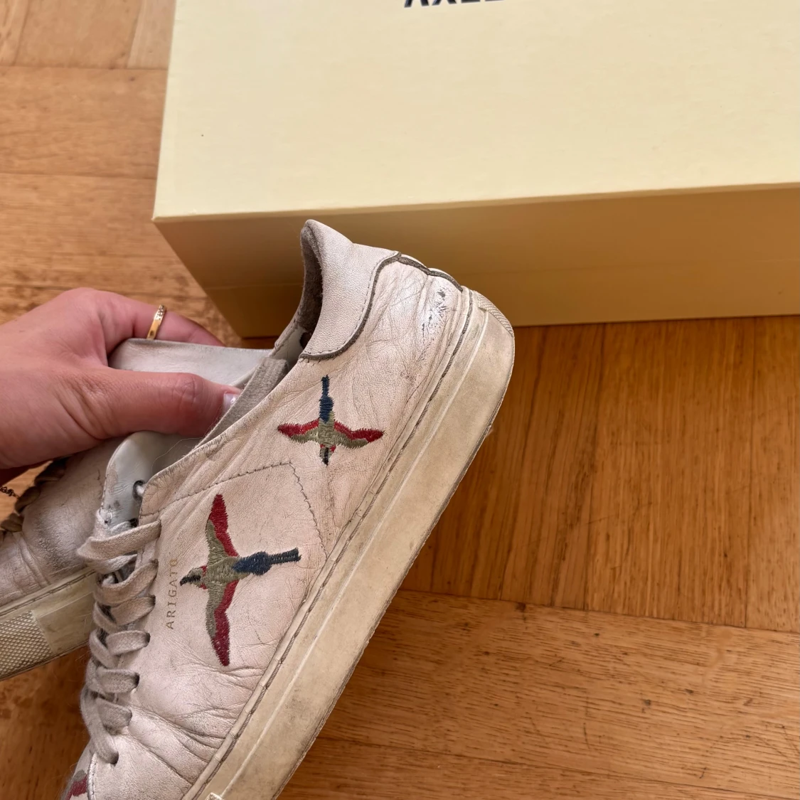 Vita sneakers från Axel Arigato (Kommer torka av dem och fixa innan jag säljer) - 1