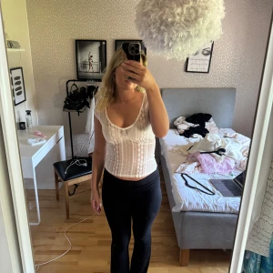 Vit spetsig croppad blus - Säljer en söt vit kortarmad spets topp. Toppen är croppad och har korta ärmar, perfekt för varma dagar. Den är aldrig använd med lappen kvar och i storlek XS🤍