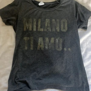 t-shirt med tryck - Mörkgrå t shirt med tryck/text. Jätteskön men kommer tyvärr inte till användning