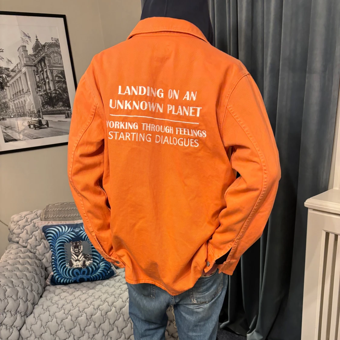 Orange overshirt med tryck bak - 1