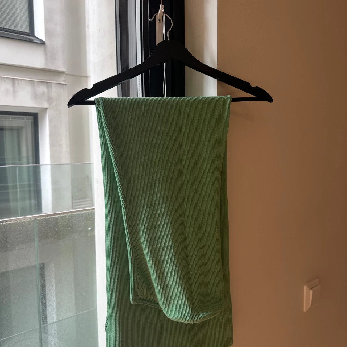 Grön ribbad klänning från H&M