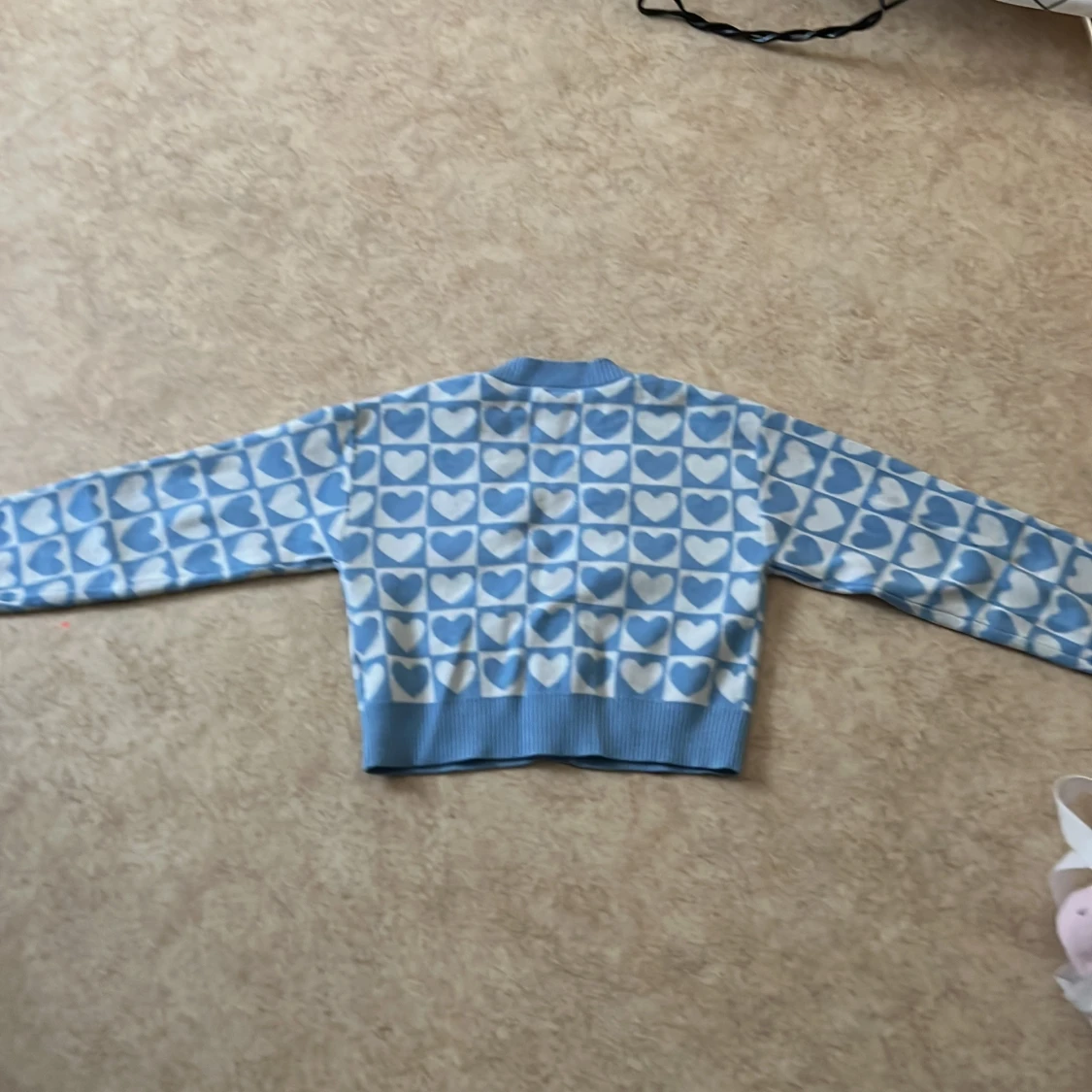 Blå kofta med hjärtmönster och knappar - 1