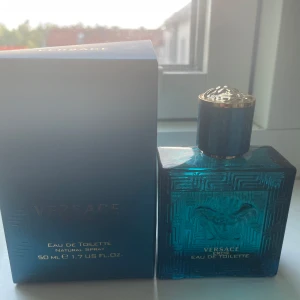 Versace Eros EDT - Detta är en Versace Eros Eau De Toilette, 50 ml flaska som har ca 85-90% kvar av parfymen och jag säljer den eftersom jag tröttnar och vill köpa annat. Detta är en god och klassisk doft .Den är i bra skick och använts endast under några få veckor. Org.Förpackningen fås med. Köpt på Kicks för 699kr. 