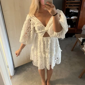 Vit broderad kortklänning med volang - Superfin vit kortklänning, aldrig använd