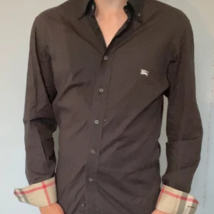 Burberry - Burberry skjorta Size-Xs Liten missfärgning på vänster sida men inget som sticker ut