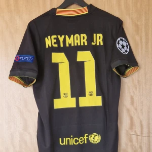 Neymar Jr fotbollströja Barcelona 13-14 - Neymar Jr Barcelona repIika fotbollströja 13-14. Helt ny med tag. Storlek: Medium