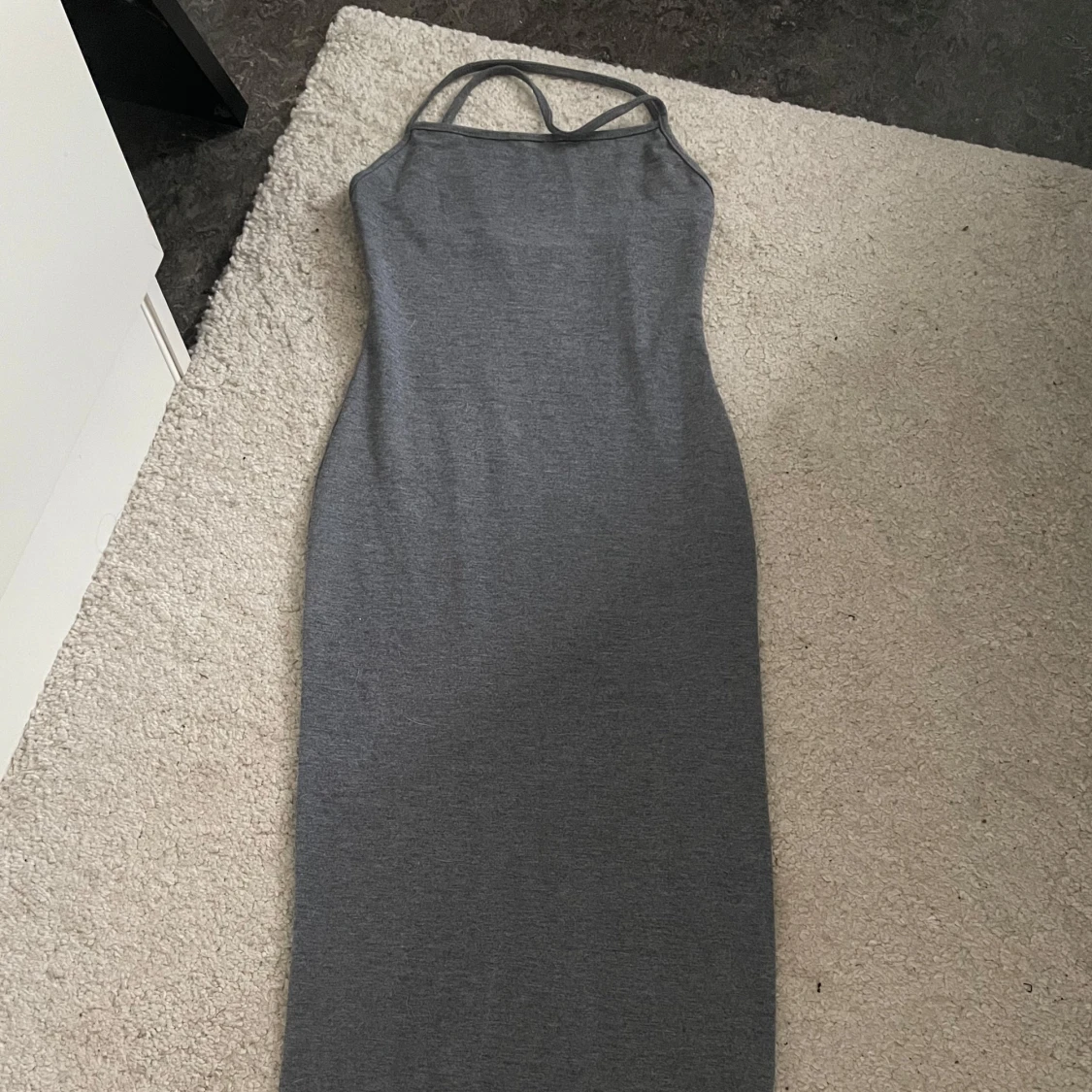 Grå långklänning med smala axelband från Shein