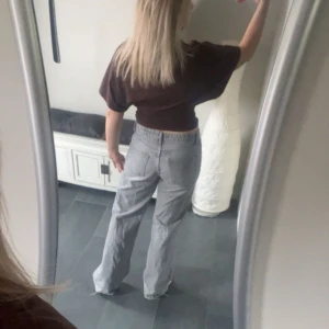 Gråa wide jeans från Zara - Säljer ett par gråa jeans från Zara i modell med breda ben och mid/låg midja. Tunt material och mjukt tyg. Passar i längden på mig som e 167 ish. Lite mer år det baggy hållet🩶