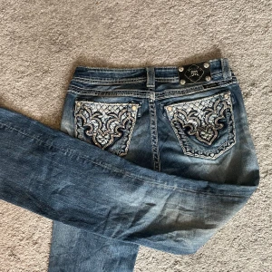 Bootcut miss me jeans i storlek 29 - Storlek 29. Midjemått ca 39cm. Innerbenslängd ca 83cm