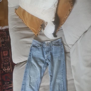 Jack & Jones , Modell Chris - Snygga ljusblå jeans från Jack & Jones i modellen Loose/Chris. Jeansen har en loose passform, klassisk femficksdesign och är tillverkade i bomull. Perfekta för dig som gillar en avslappnad och trendig stil.