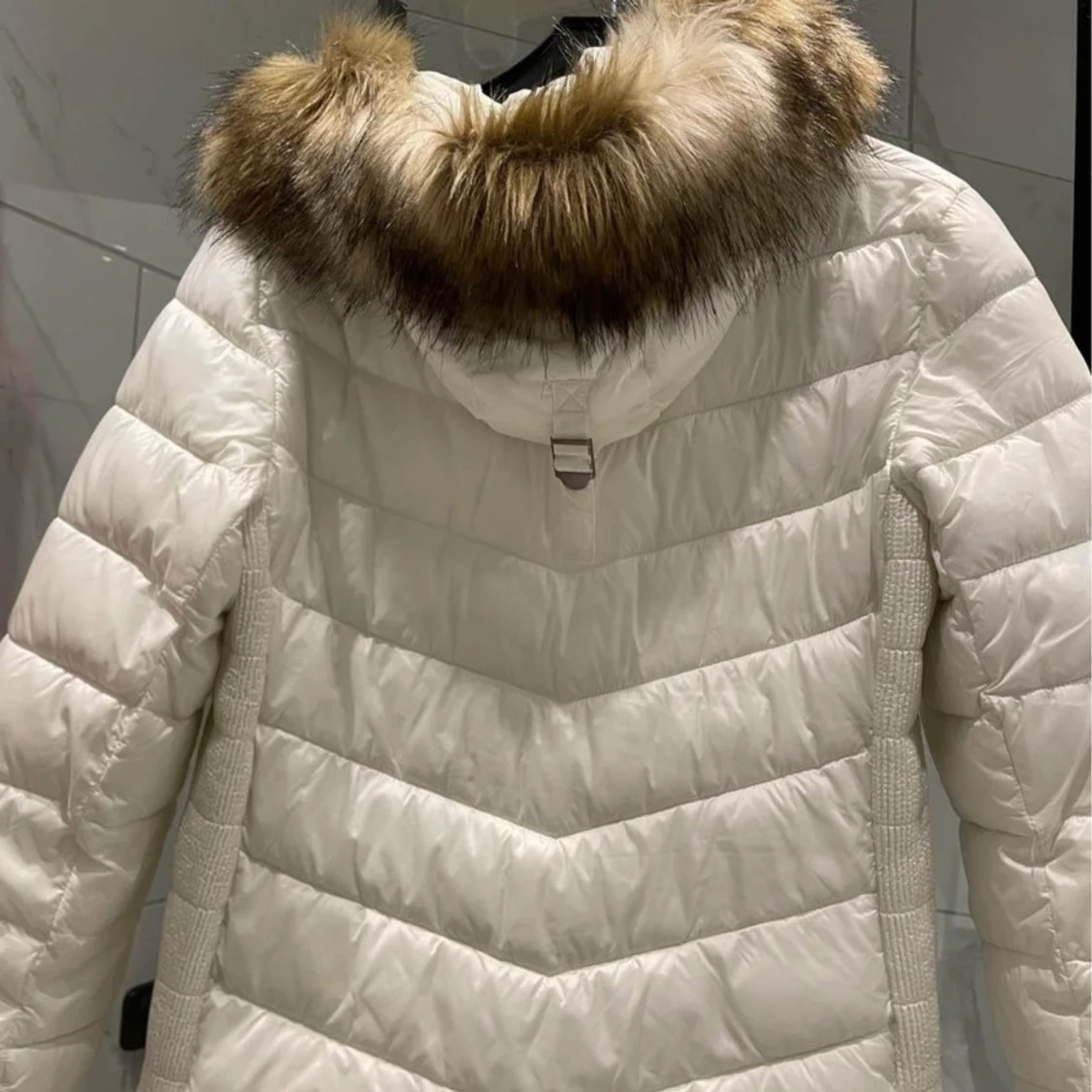 Vit pufferjacka med fuskpäls från Etirel - 1