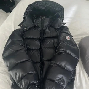  Moncler jacka - En väldigt fin moncler jacka i storlek 1, motsvarar ungefär storlek S. Den är i ett jättebra skick inga defekter. Skanningen funkar men har tyvärr inget kvitto. Säljer den pga att det inte är min stil längre. Priset kan diskuteras vid snabb affär