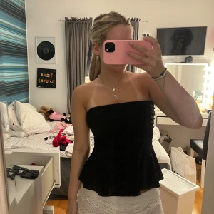 Söt svart topp - Säljer denna söta svarta topp ifrån missay. Går ändast att köpa i butik. Använd få gånger💖