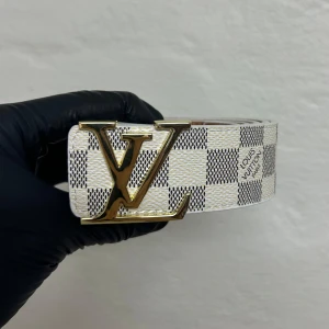 Louis Vuitton bälte  - Helt ny aldrig använd. Storleken är 110cm. Kan frakta eller mötas i Stockholm. Postar inom 24 timmar
