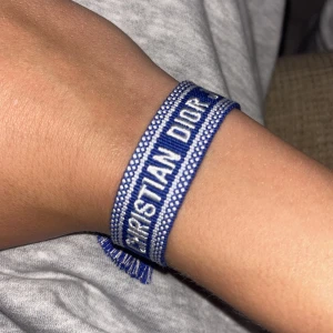 Blått Dior armband - Säljer ett snyggt dior armband, armbandet är helt nytt och är aldrig använt. Storleken går att justera. Kontakta mig vid frågor!🤝