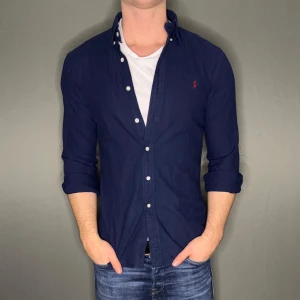 Ralph lauren skjorta - Hej säljer nu min fina Ralph lauren skjorta i storlek S. Den är i nyskick och kommer vara otroligt snygg på sommaren. Nypris cirka 1600kr! Vi kommer att sälja liknande produkter nu i sommar så glöm inte följa profilen!🌊🍾