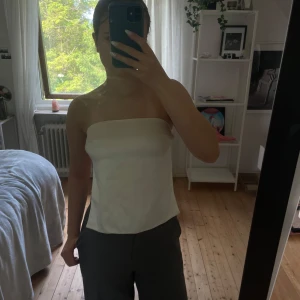 Vit bandeau tubtopp med knytband - Supersnygg topp som inte kommer till användning, väl använd så den har lite defekter men det är ingenting man lägger märke till💕 bild på sista sidan 