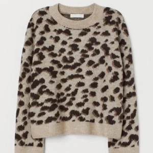 leopard kofta - cool och trendig leopard kofta från hm! den är noppig pga användning men inget som stör och går enkelt o ta bort om man vill det! står ingen lapp där bak om storlek men skulle gissa på xs-s! 🐆