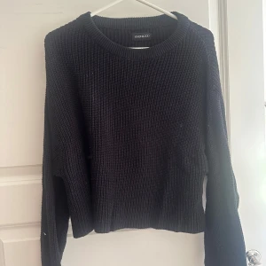 Svart stickad tröja från Even&Odd - En svart stickad tröja från Even&Odd med grov ribbstickning och rund hals. 