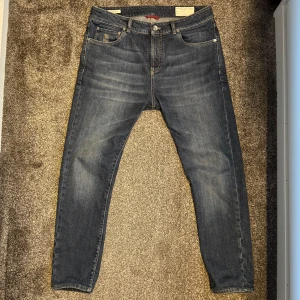 Brunello Cucinelli Jeans - Säljer ett par Brunello Cucinelli jeans. Bra skick inga flaws Size IT48 USW32 Midja 43 cm, längd 101 cm, Insida ben 73 cm, öppningen 17 cm. Nypris runt 6.800kr