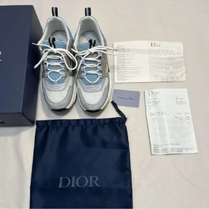Dior b22 - Säljer mina Dior b22, mycket bra skick och sitter skönt runt och under foten. Skriv för fler frågor