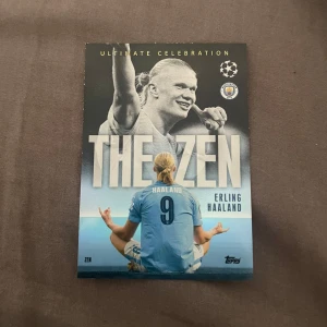 Erling Haaland – The ZEN Ultimate Celebration (Match Attax 2023‑24) - Coolt samlarkort från Topps Match Attax med Erling Haaland i Manchester City, firande sin ikoniska 'Zen'-pose. Perfekt för unga fotbollsfans och samlare som vill ha något unikt från Champions League-säsongen 2022/23.