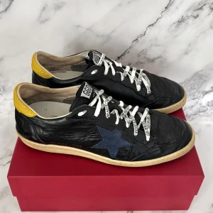 Golden Goose Skor | 44 - Golden Goose Ballstar sneakers | Bra skick | Endast skorna ingår | INGA BYTEN | Fraktar spårbart eller möts upp i Täby