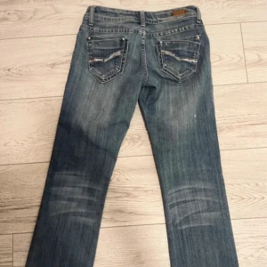 Lågmidjade jeans - Snygga blå jeans med raka ben och coola paljettdetaljer på bakfickorna. Skriv för mått☺️