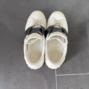  Valentino Open -  Nu säljer jag ett par Valentino Open i storlek 41 som jag tyvärr inte har box eller Dust bag men jag Har Bevis på att De är äkta så passa på innan de blir sålda. Priset är som det är för att det är ett märke på hälen som ni ser i bild två.