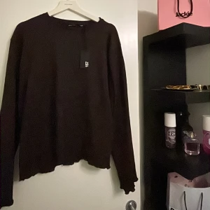 Blus och byxa  - Mörkbrun långärmad tröja och ett par matchande byxor från 157 med enkel och clean design. Setet har stl L och är oanvända💕nytt pris är runt 300kr mitt pris är 200! 