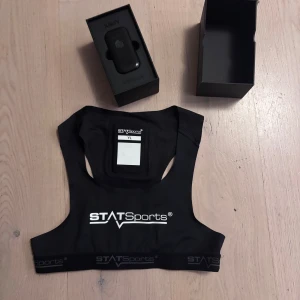  STATSports väst - Statsport väst och trackern, den är i storlek Young large/small, men passar mig bra även fast jag är storlek M och lite på den chubbigare sidan. Säljer den för jag fick en knäskada lite efter jag köpte den, så jag hann använda den ungefär 2 gånger