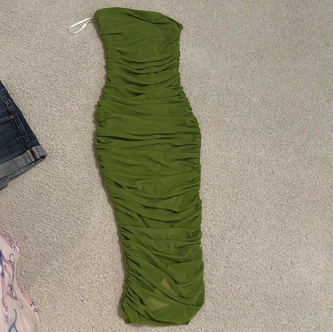 Grön axelbandslös långklänning