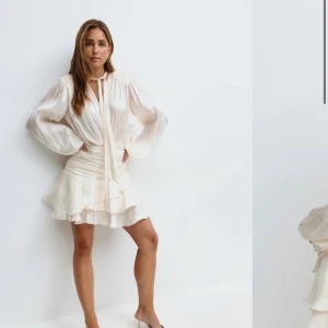 Gina tricot klänning - Så söt klänning från Gina som är slutsåld. Aldrig använd i storlek 36 så passar mig som har storlek S. Den är creme/beige färgad!! Tryck gärna köp nu🌸💕🙏🏻 nypris 600kr