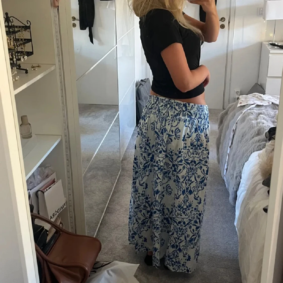 Blåvit blommig långkjol med resår - 1