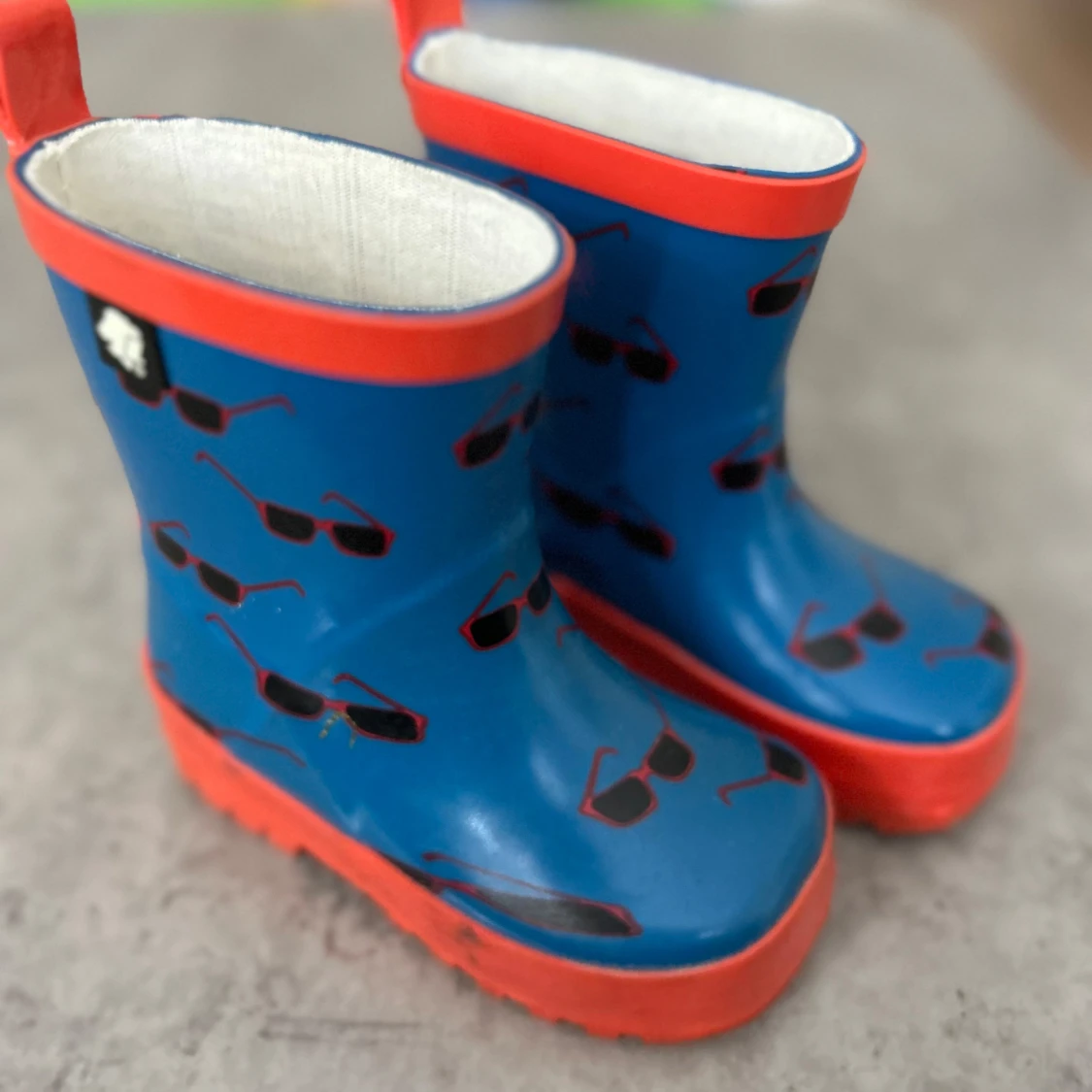 Blå gummistövlar med solglasögonmönster - 2