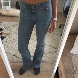 Blå bootcut jeans från 157 low boot - Säljer ett par klassiska blå bootcut jeans från 157, modellen Low Boot. Jeansen har låg midja, fem fickor och snygga kontrastsömmar. Tillverkade i jeansmaterial med lätt stretch för skön passform. Perfekta för dig som gillar retrovibbar och bootcut-stil. Säljer för att de är för små🥰