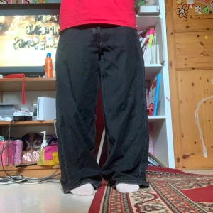 weekday astro jeans - Säljer ett par svarta jeans med riktigt bred passform och slitna benslut. Perfekta om du gillar baggy och oversized stil. Materialet är jeans och färgen är mörk svart. har en del heelbite som ses på bilden. kan gärna diskutera pris!