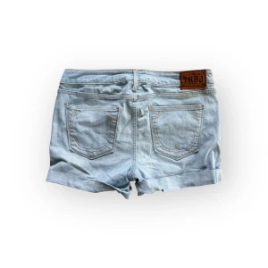 Ljusblå jeansshorts från True Religion - Storlek W31 vilket motsvarar ungefär M/L. Midjemått 40 cm 