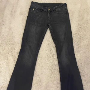 Weekday Jeans - Säljer då de är lite små. Klippt de och nu sitter de perfekt för mig som är 163!! Storlek 30/32