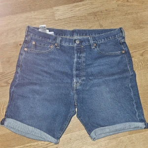 Levi's 501 jeansshorts blå - Klassiska blå jeansshorts från Levi's modell 501. Strl W34. Bra skick.